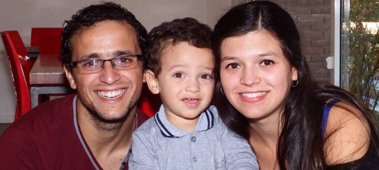 Papá y Mamá junto a su pequeño jugando en la Sala